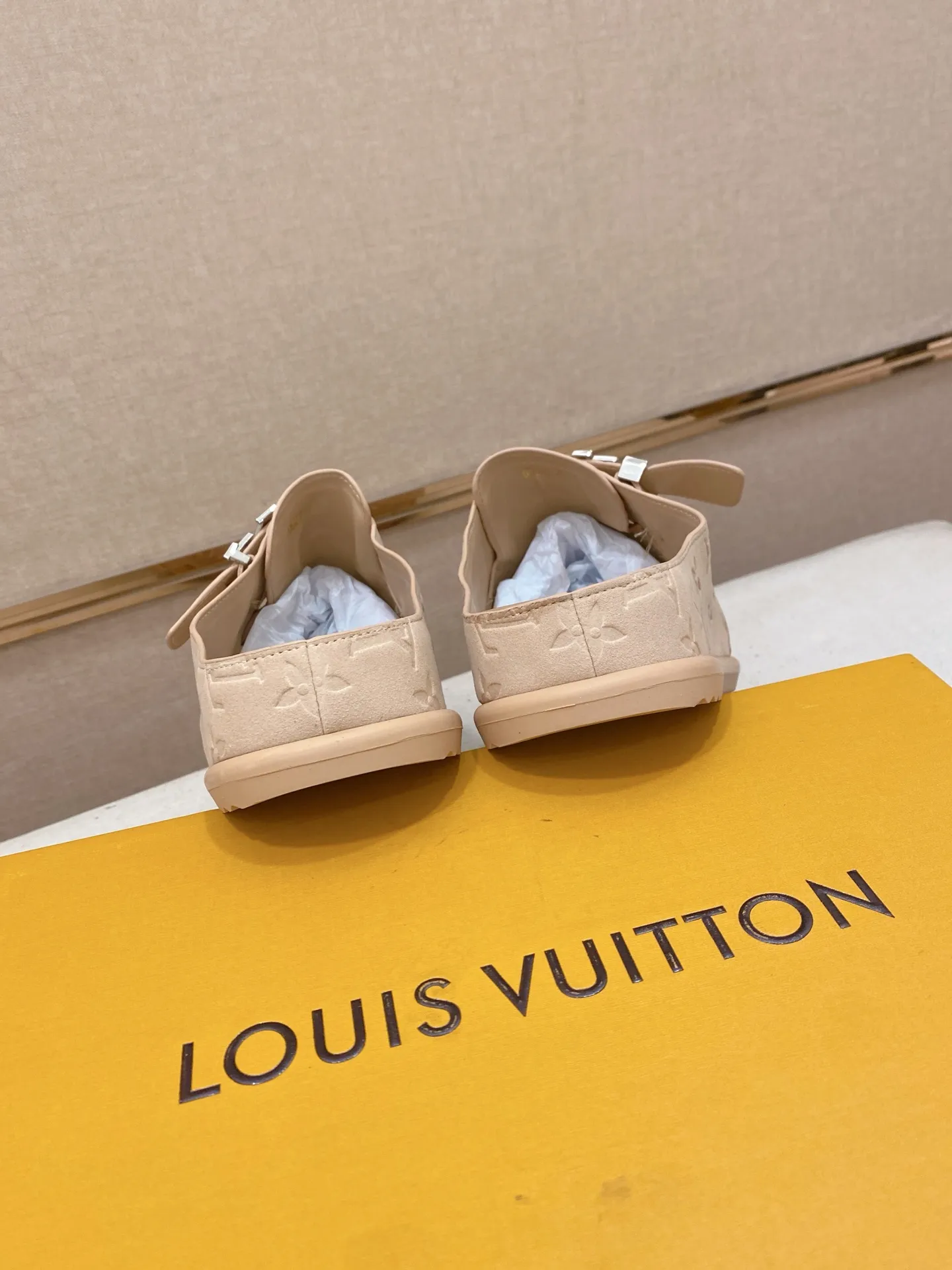 Men's shoes 💰: 360💰LV made 🔍Top purchasing agents, men's spring and summer slippers are available at the same counter. The uppers are made of Italian imported denim with logo graphics and high-quality craftsmanship. The soles are original soles specially provided by the original factory. The exclusive movable molded soles are super comfortable. Original factory follow-up products. 🔍🔍High quality. You can enter and exit the counter at will. Welcome to compare. The code number is 38-44.